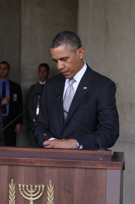 נשיא ארה"ב ברק אובמה חותם בספר האורחים של יד ושם